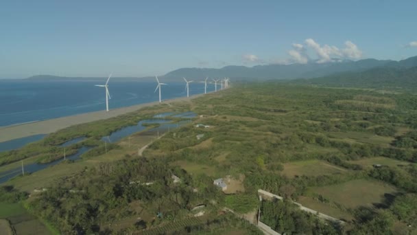 Farma słoneczna z wiatrakami. Filipiny, Luzon — Wideo stockowe