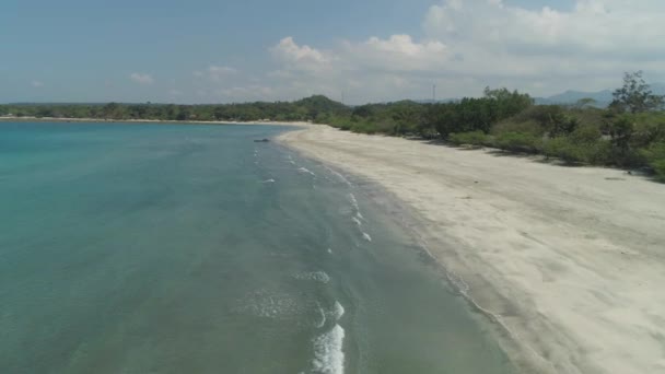 Schöner Strand mit weißem Sand. — Stockvideo