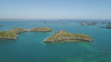 Yüz Adaları Ulusal Parkı, Pangasinan, Filipinler 'deki plajları ve lagünleri olan küçük adaların havadan görünüşü. Meşhur turistik yer, Alaminos..