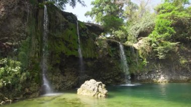 Yeşil yağmur ormanlarında şelale. Bolinao şelalesi dağ ormanında. Filipinler, Luzon. Seyahat kavramı.