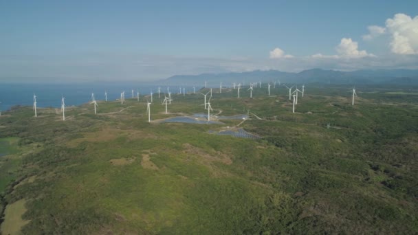 Napelemes farm szélmalmokkal. Fülöp-szigetek, Luzon — Stock videók
