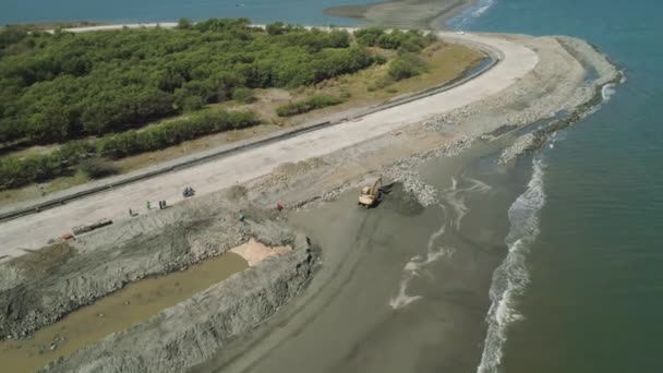 Строительство защиты от волн на пляже — стоковое видео