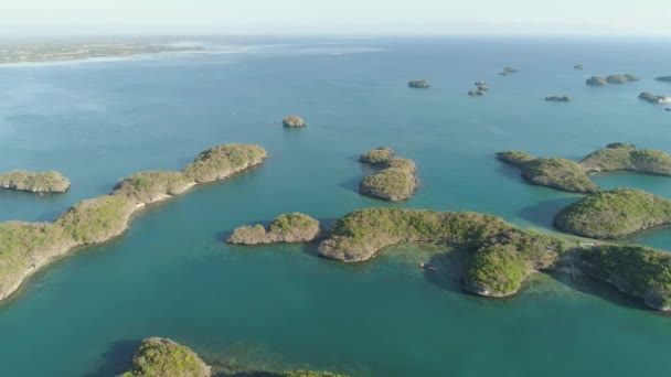 Eilandengroep in zee. Filippijnen. — Stockvideo
