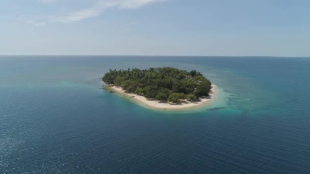 Tropikalna wyspa Palauig z plaży. — Wideo stockowe
