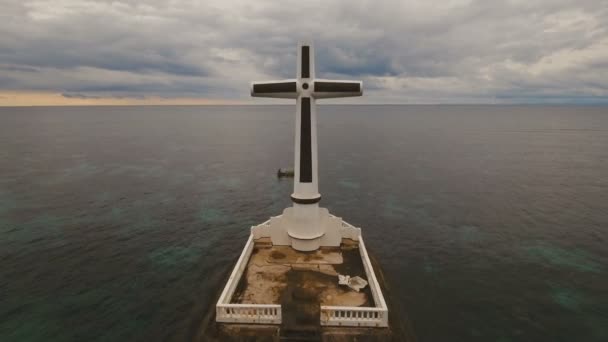 Denizde katolik haçı. — Stok video