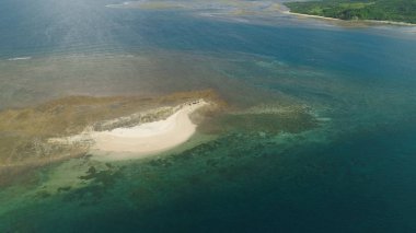 Sandy Adası denizin içinde. Filipinler.