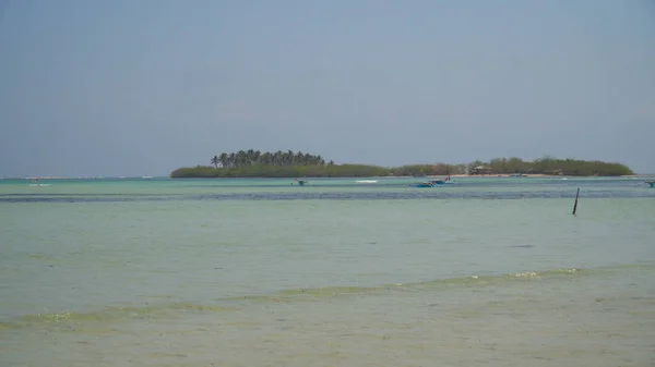 Praia de areia branca. Filipinas. — Fotografia de Stock