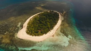 Havadan görünümü güzel plaj tropikal adada. Mantigue Adası Filipinler.