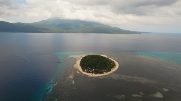 Letecký pohled na krásné pláži na tropickém ostrově. Mantigue island Filipíny. — Stock video