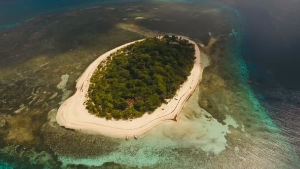 Piękny widok z lotu ptaka plaży na tropikalnej wyspie. Mantigue island, Filipiny. — Wideo stockowe