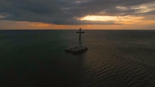 Luchtfoto Sunken Begraafplaats Cross Camiguin Island Filippijnen Zonsondergang Grote Crucafix — Stockvideo