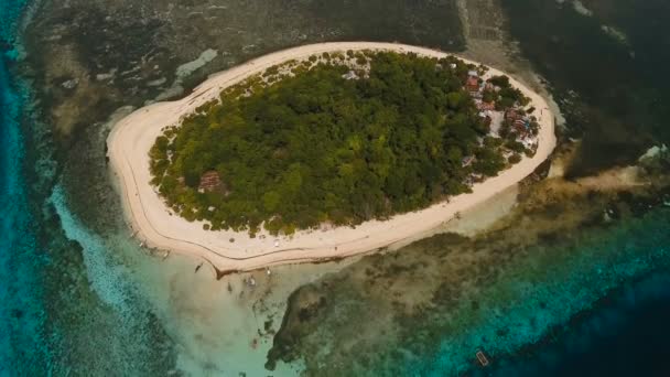 Havadan görünümü güzel plaj tropikal adada. Mantigue Adası Filipinler. — Stok video