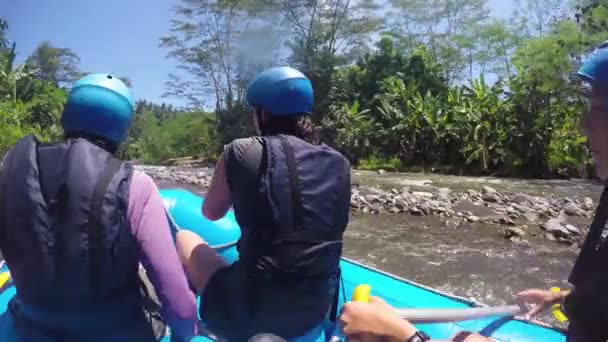 インドネシアの山の川でラフティング. — ストック動画