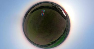 Sıcak hava balon içinde alan küresel panorama üzerinde gökyüzü