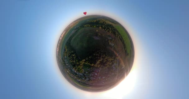 Globo de aire caliente en el cielo sobre campo panorama esférico — Vídeos de Stock