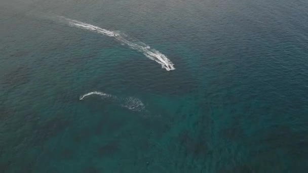 Activités nautiques avec jet ski en mer — Video