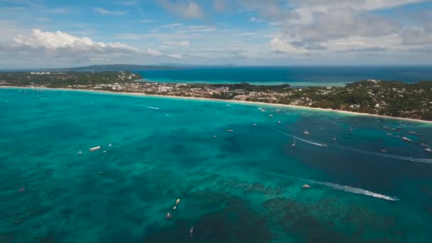 Tropisch strand met turquoise zee — Stockvideo