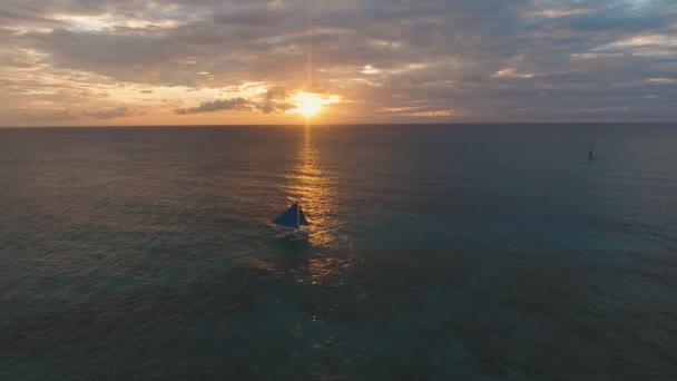 Zeiljacht bij zonsondergang — Stockvideo