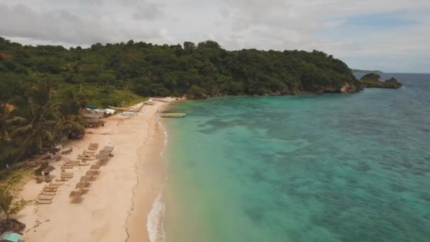 Tropische zandstrand met palmbomen — Stockvideo