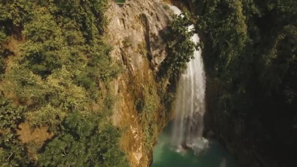 Wodospad w górach. — Wideo stockowe