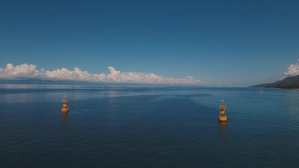 Navigeringsboj i havet. — Stockvideo