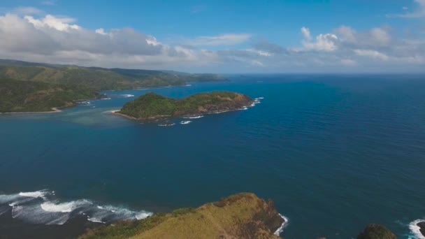 열 대 섬, 바위, 파도와 바다 경치입니다. Catanduanes, 필리핀. — 비디오