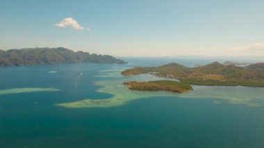 Hava manzaralı tropikal göl, deniz, sahil. Tropikal ada. Busuanga, Palawan, Filipinler.
