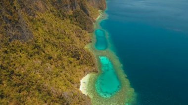 Filipinler, Palawan 'da güzel bir gölü olan deniz burnu.