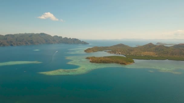 Widok z lotu ptaka tropikalna laguna, morze, plaża. Tropikalna wyspa. Busuanga, Palawan, Filipiny. — Wideo stockowe