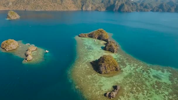 Przylądek morski z wyspami w lagunie — Wideo stockowe