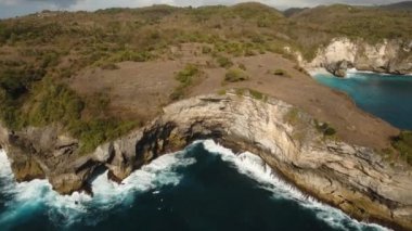 Deniz manzarası kayalıklarla, deniz ve dalgalar Nusa Penida, Bali, Endonezya