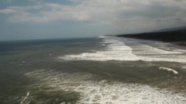 Plaj, fırtınalı hava, dalgalar. Bali, Endonezya