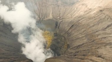 Krateri olan aktif bir volkan. Gunung Bromo, Jawa, Endonezya.