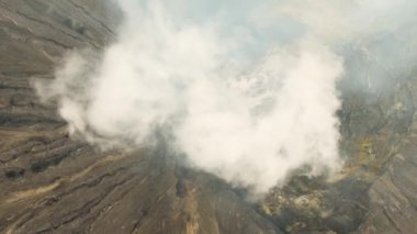 Krateri olan aktif bir volkan. Gunung Bromo, Jawa, Endonezya.