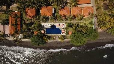 Deniz kıyısında havuzu olan bir otel, Bali.