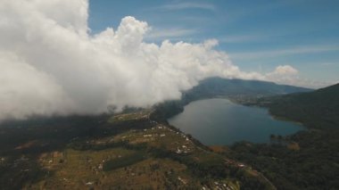 Dağlarda göl, Bali adası, Endonezya.
