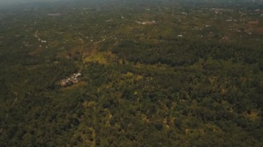 Vadi ve köy Bali, Endonezya ile dağ manzarası