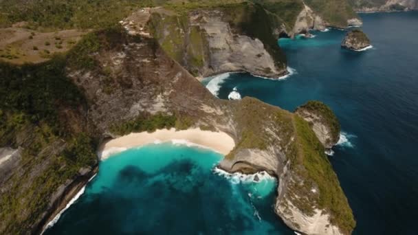 Scogliera rocciosa con spiaggia in mare. Karang Dawa. — Video Stock