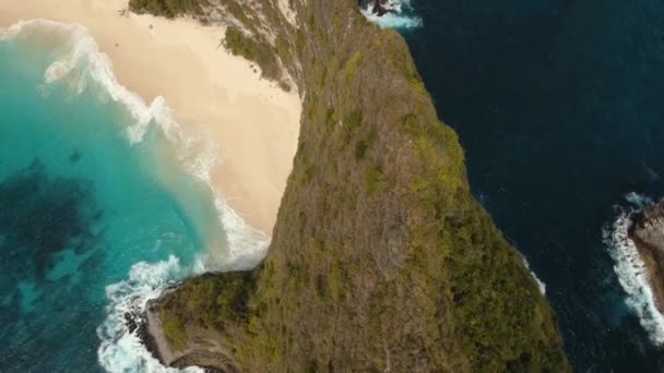 Falaise rocheuse avec plage dans la mer. Karang Dawa. — Video