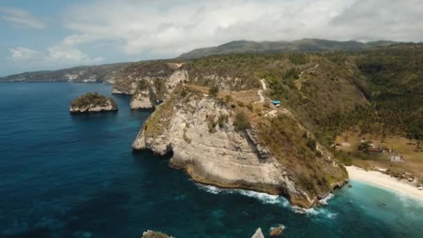 Falaises, mer et vagues à Nusa Penida, Bali, Indonésie