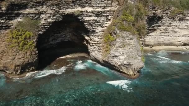 Cliffs Seascape, mar e ondas em Nusa Penida, Bali, Indonésia — Vídeo de Stock