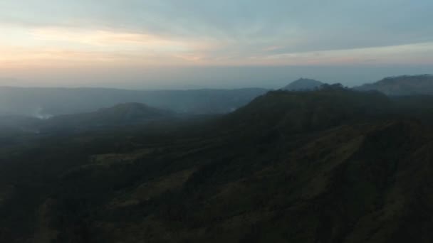 Gün batımı ile dağ manzarası. Jawa Adası, Endonezya. — Stok video