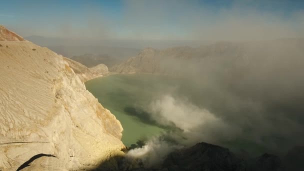 火山火山口, 硫磺被开采的地方. — 图库视频影像