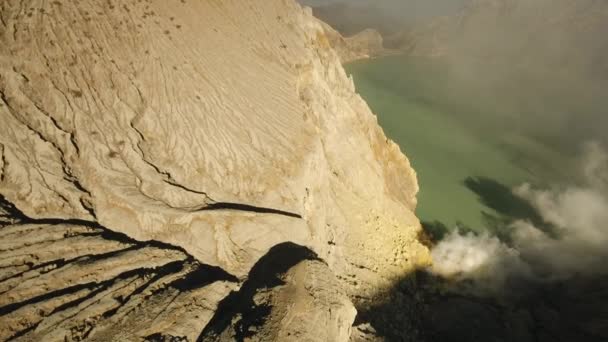 Вулканічний кратер, де видобувається сірка . — стокове відео