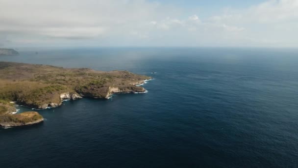 Paisaje marino Acantilados, mar y olas en Nusa Penida, Bali, Indonesia — Vídeos de Stock