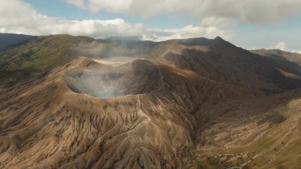 Vulcão ativo com uma cratera. Gunung Bromo, Jawa, Indonésia. — Vídeo de Stock