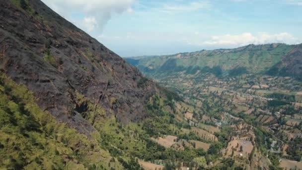 Berglandschap met vallei en het dorp Jawa eiland, Indonesië. — Stockvideo