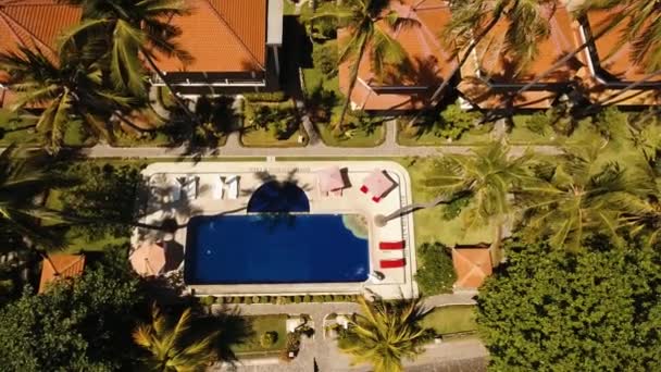 Hotel con piscina sulla costa del mare, Bali. — Video Stock