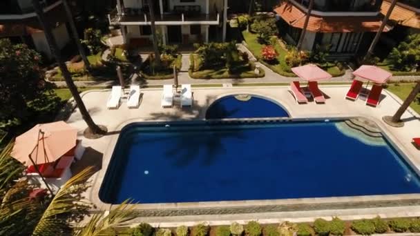 Hotel met zwembad aan de kust van Bali. — Stockvideo