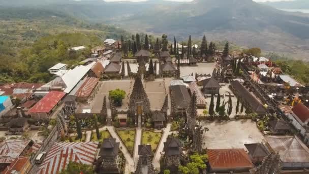 Hindu tapınağı üzerinde Adası, Bali.Ulun Danu Batur. — Stok video